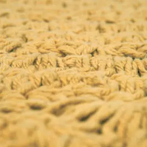 Gehaakt vloerkleed Alma Mango van Nattiot - My Little Carpet