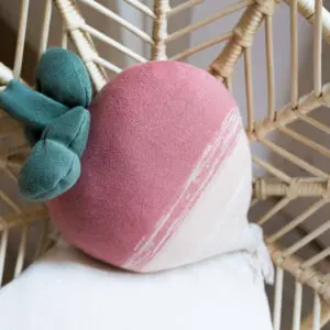 Gebreid Kussen Ramona the Radish – My Little Carpet