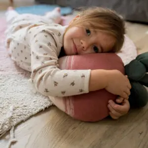 Gebreid Kussen Ramona the Radish – My Little Carpet