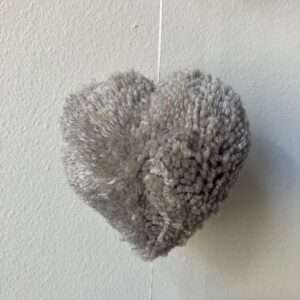 slinger harten pom pom grijs & oker - verticaal - L89cm - 100% zachte wol - handgemaakt in Nepal - Afbeelding 4
