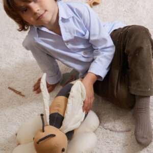 Knuffel Kussen Buzzy Bee van Lorena Canals - My Little Carpet