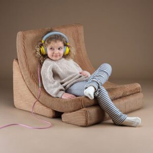Comfortabele lounge stoel voor kinderen in Toffee tint van Wigiwama