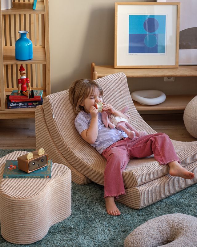 Stijlvolle licht bruine kinderstoel Moon Chair van Wigiwama