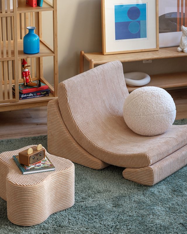 Zacht bruine kinderfauteuil Moon Chair van Wigiwama in Scandinavische stijl