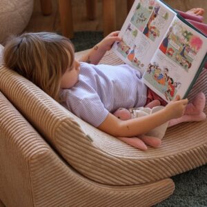 Zachte corduroy kinderstoel lichtbruin van Wigiwama voor speelhoek of kinderkamer