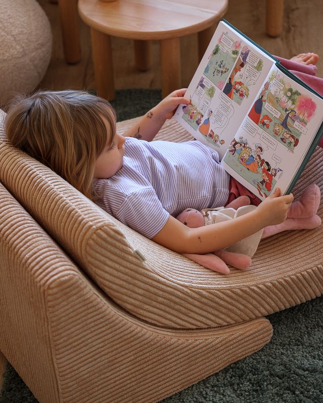 Zachte corduroy kinderstoel lichtbruin van Wigiwama voor speelhoek of kinderkamer