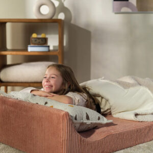 Modulaire kinderfauteuil in oudroze ribstof voor bouwen, loungen en logeerpartijtjes