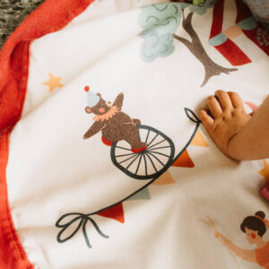 Play & Go Circus speelkleed 2-in-1 met kleurrijke circus illustraties detail