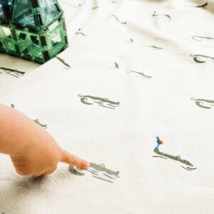Detail van Play & Go Croco speelkleed met vriendelijke krokodillen en vogeltjes