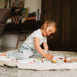 Play & Go Fairyworld speelkleed Ø140 cm Fairyworld met spelende kinderen