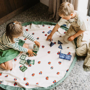 Play & Go Snail speelmat uitgespreid met spelende kinderen