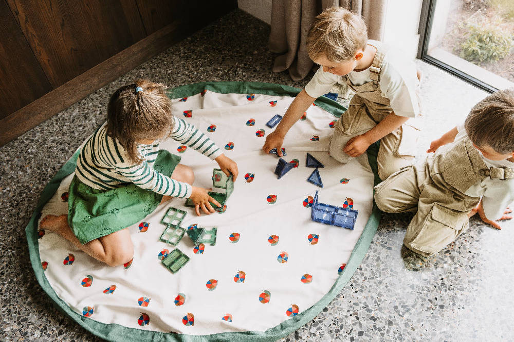 Play & Go Snail speelmat uitgespreid met spelende kinderen