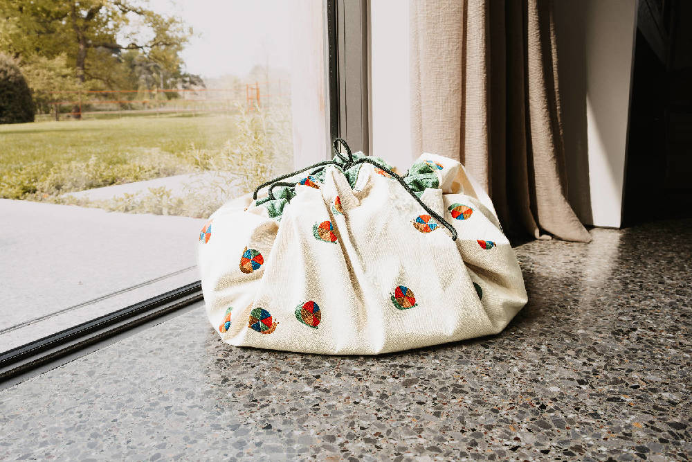 Play & Go Snail speelkleed in gebruik als opbergzak met aangetrokken koorden