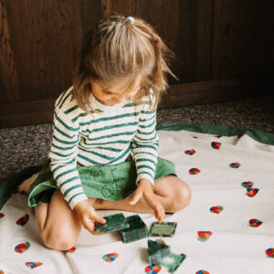 Play & Go Snail speelmat uitgespreid met spelende kinderen