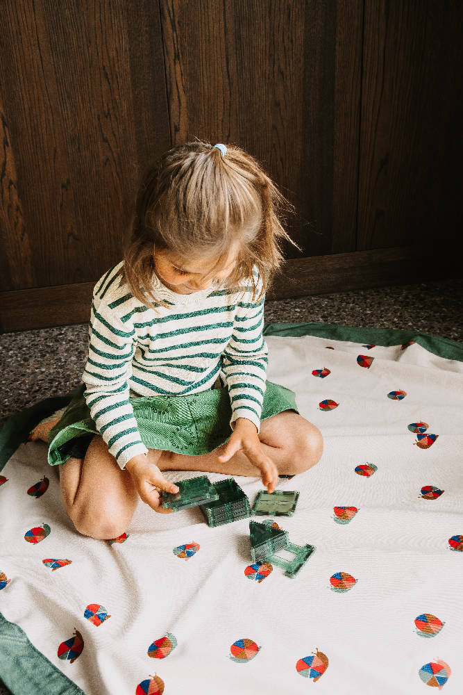 Play & Go Snail speelmat uitgespreid met spelende kinderen