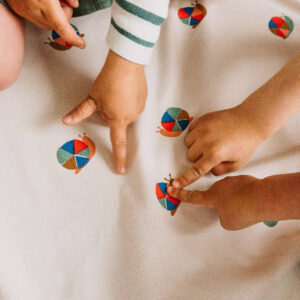 Play & Go Snail speelkleed met speelse slakkenillustraties