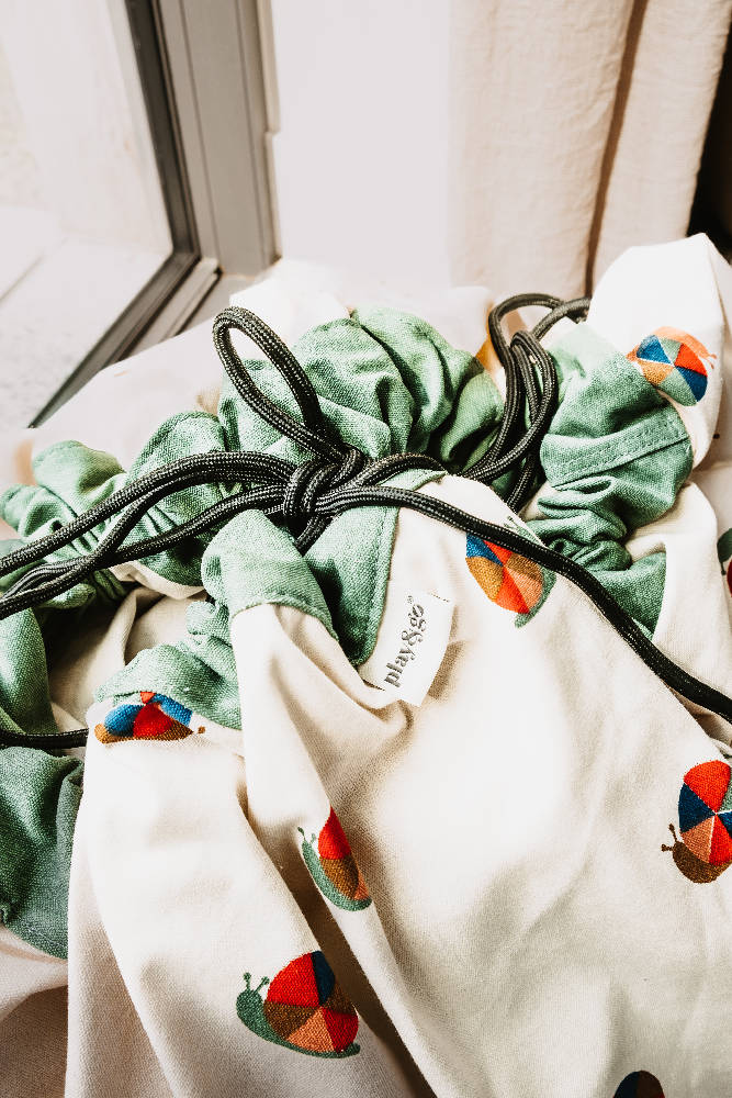 Detail van Play & Go Croco speelkleed met kleurrijk slakkenpatroon
