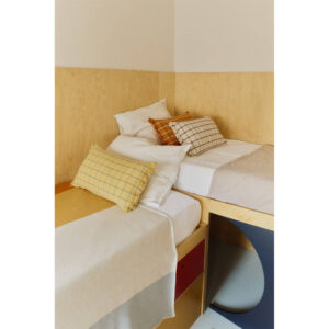 Handgeweven kussen Geo Block Honey met Bauhaus design stijlvol kussen voor bank of bed