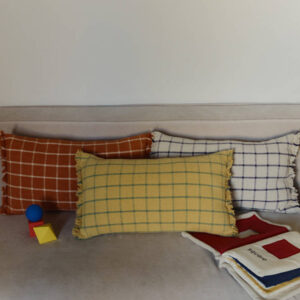 Stijlvol design kussen Geo Block Honey Lorena Canals perfect voor een modern interieur