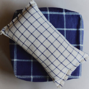 Lorena Canals handgemaakt kussen Geo Block Natural 50x30 cm van katoen, naturel met navy design