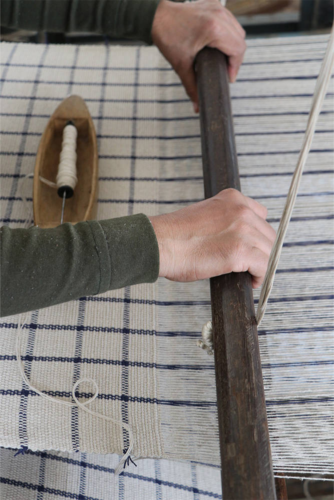 Handgemaakt kussen met geometrisch patroon Geo Block Natural uniek en duurzaam