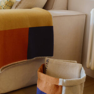 Decoratieve opbergmand in Bauhaus stijl voor kinderkamer of woonruimte