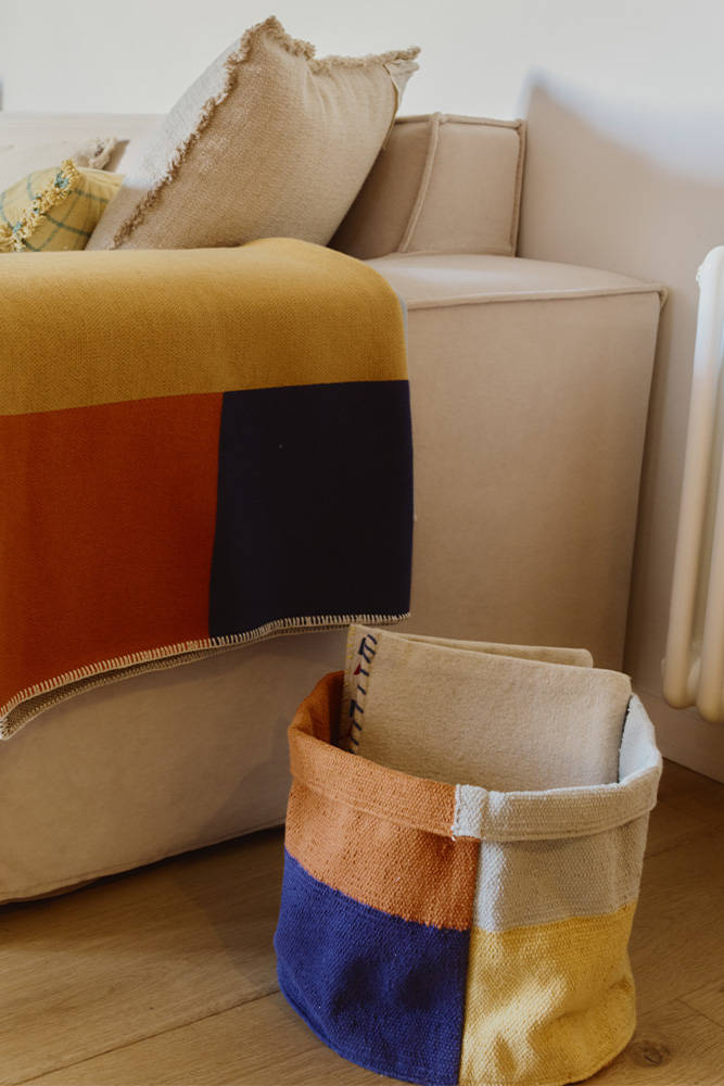 Decoratieve opbergmand in Bauhaus stijl voor kinderkamer of woonruimte