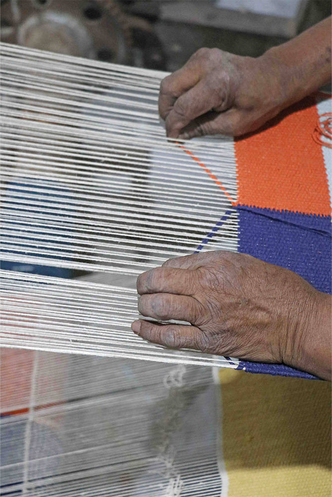Handgemaakte opbergmand Color Grid van katoen met Bauhaus patroon