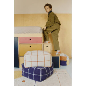 Stijlvolle Lorena Canals poef met Bauhaus geïnspireerd patroon in naturel kleuren