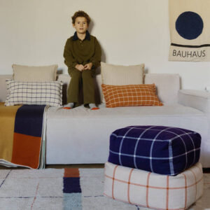Moderne zitpoef 45x45 cm in natuurlijke tinten voor speelhoek of interieur