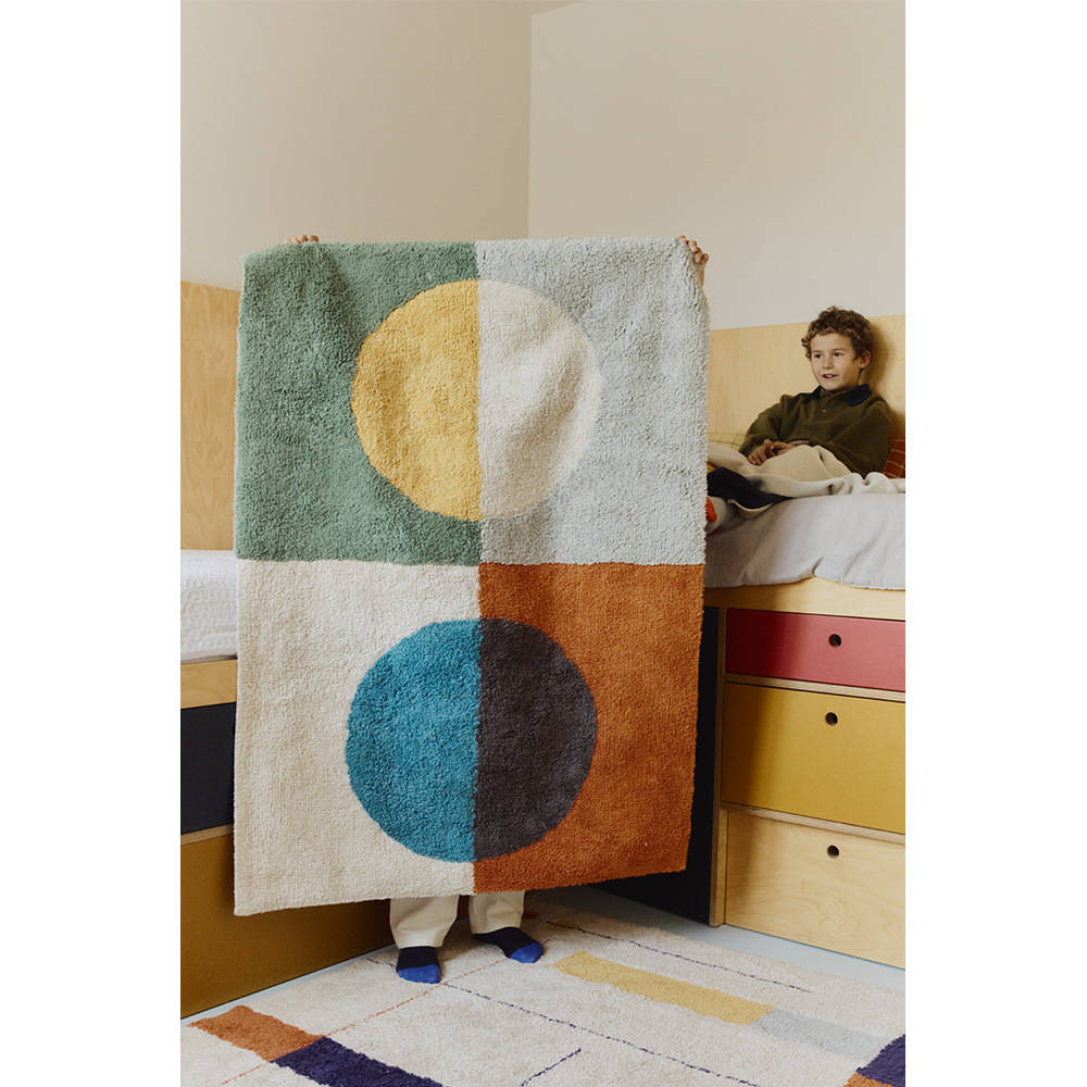 Geometrisch vloerkleed Illusion Lens multicolor van Lorena Canals voor de kinderkamer